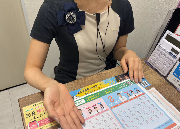 コンシェルジュが料金表を見せながら説明している様子