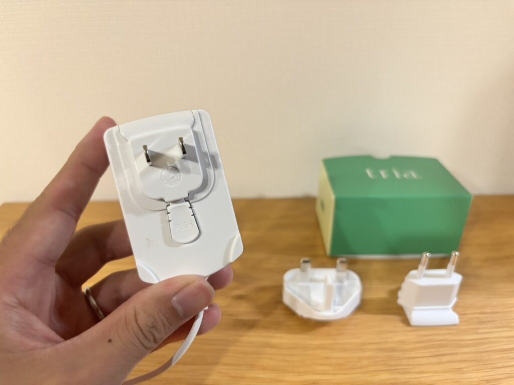 トリア4X第2世代の充電器と海外用の変換プラグ