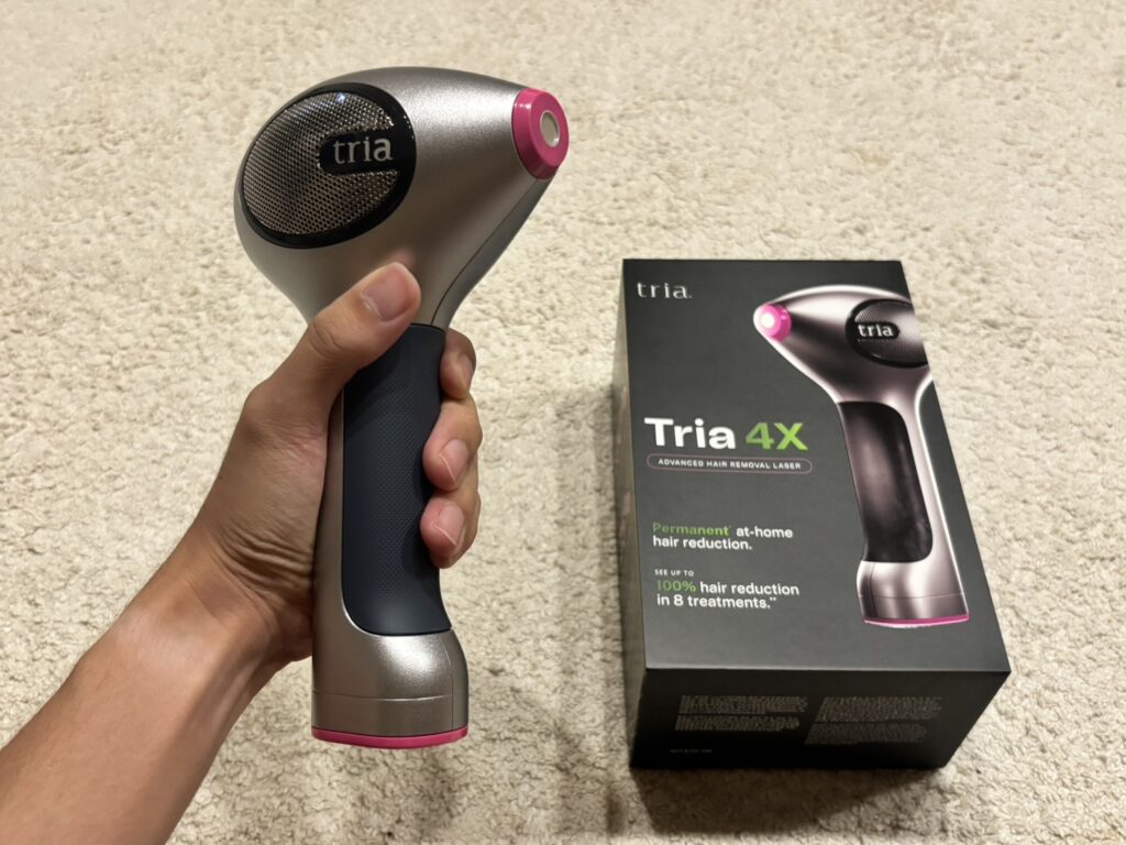 トリア4X第2世代を片手で持ったサイズ感